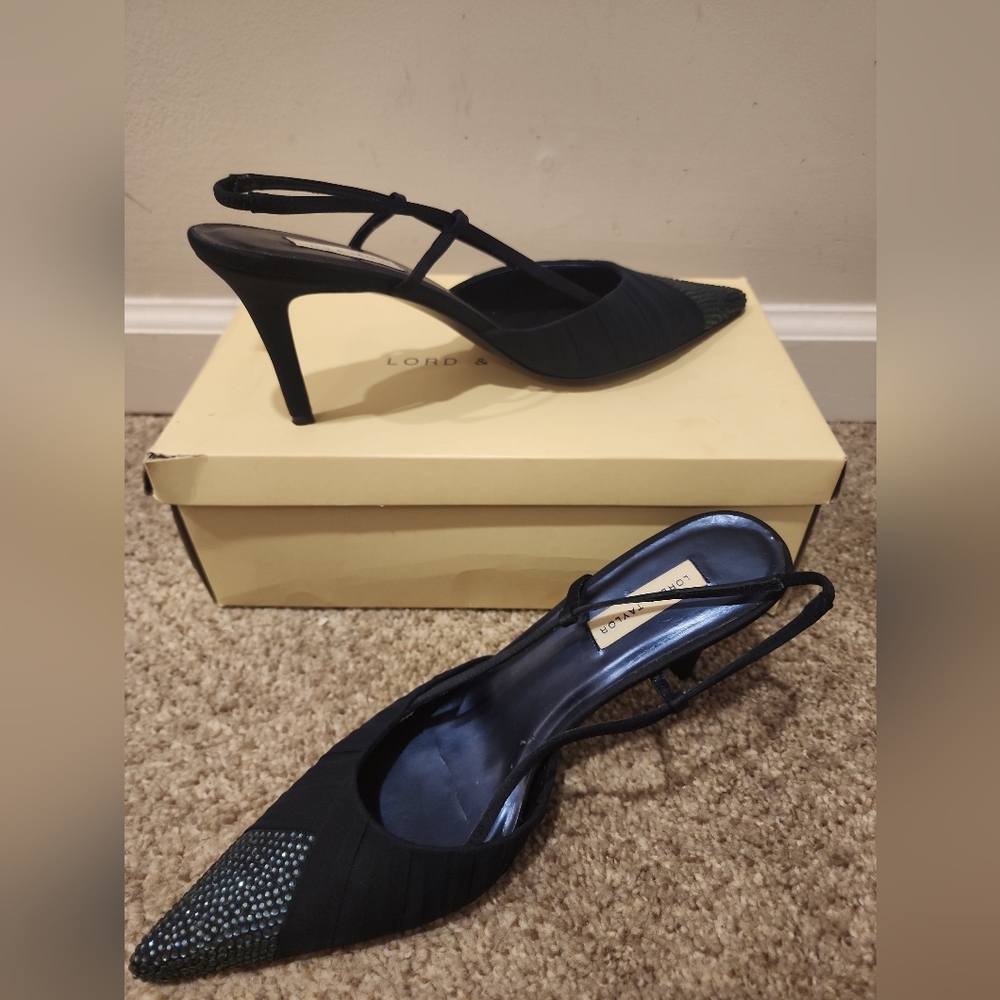 Lord and taylor size 8 1/2 M navy pleat shoe